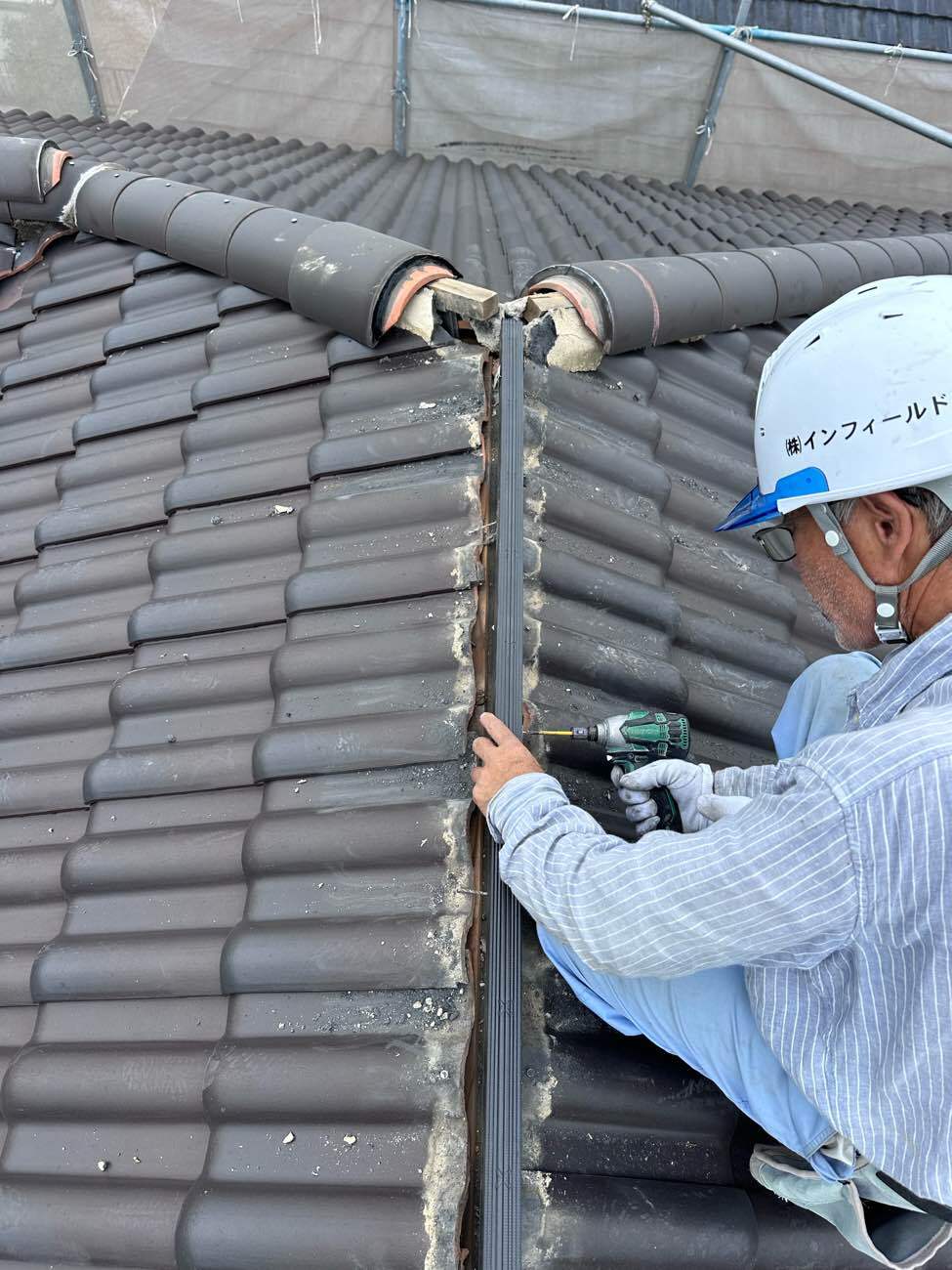 豊田市　樹脂製棟芯材のビス留め作業